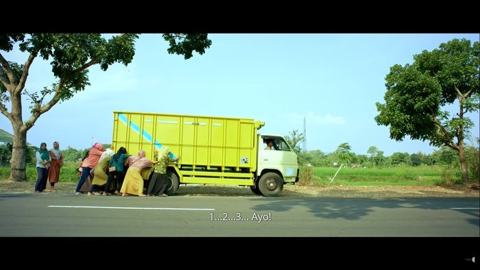Adegan ibu-ibu ramai-ramai mendorong truk Mitsubishi Colt Diesel dalam film Tilik.