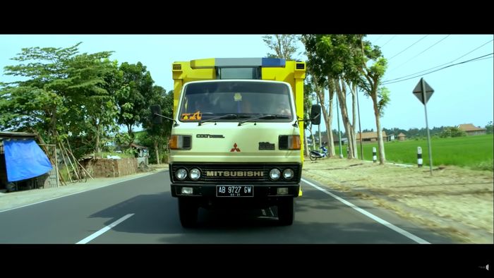 Tampak depan truk Mitsubishi Colt Diesel dalam film Tilik