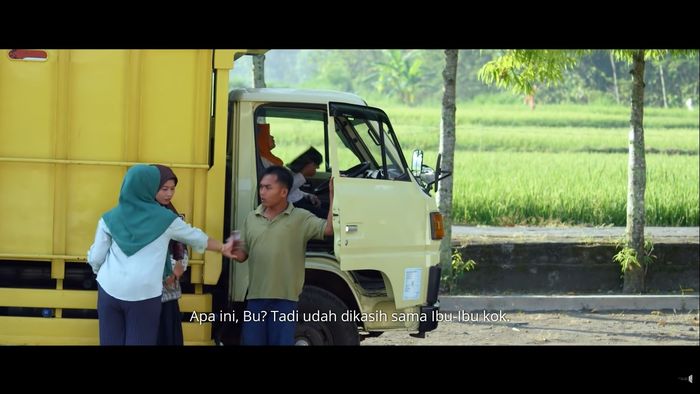 Adegan Bu Tejo dan Yuning bersama seornag sopir truk bernama Gotrek di film Tilik.