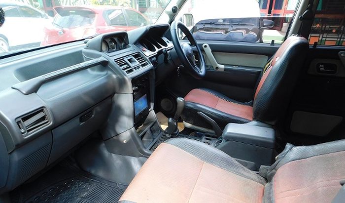 Kondisi interior Mitsubishi Pajero 1995 yang dilelang.