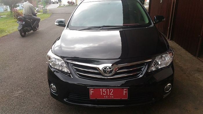 Tampak depan Toyota Corolla Altis E 2011 yang dilelang.