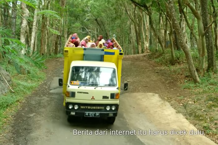 Bu Tejo Cs naik di bak truk Mitsubishi Colt Diesel FE Series di Film Tilik