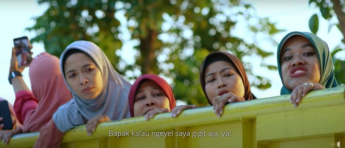 Bu Tejo dan teman-teman di bak truk Mitsubishi Colt Diesel FE 114 dalam Film Tilik (2018)