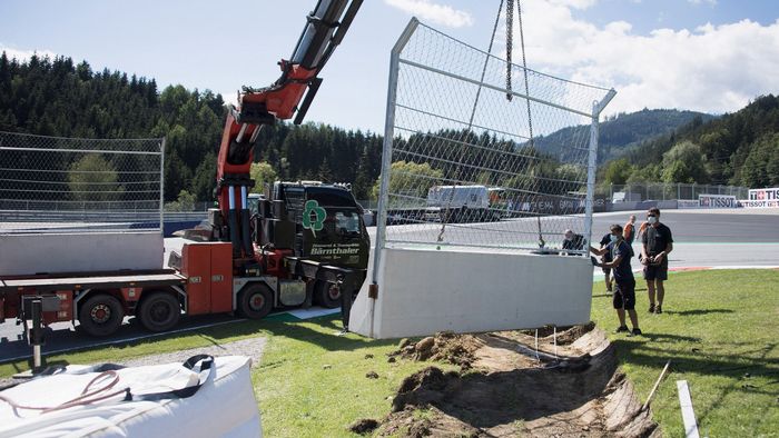 Pemasangan Benteng Takeshi di Sirkuit Red Bull Ring jelang MotoGP Stiria 2020