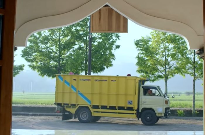 Mitsubishi Colt Diesel yang dinaiki Bu Tejo di film Tilik