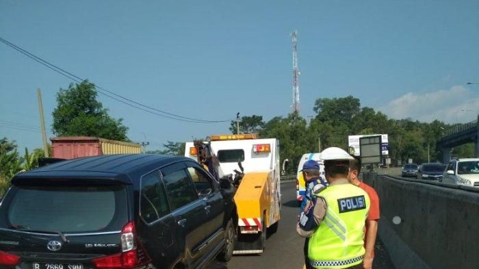 Petugas mengevakuasi mobil tabrakan beruntun di Tol CIpularang KM 92, Sabtu (22/8/2020)