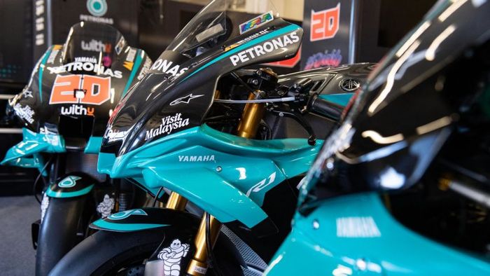replika Petronas Yamaha Sepang Racing Team (SRT) YZR-M1 yang memiliki basis YZF-R1 2020