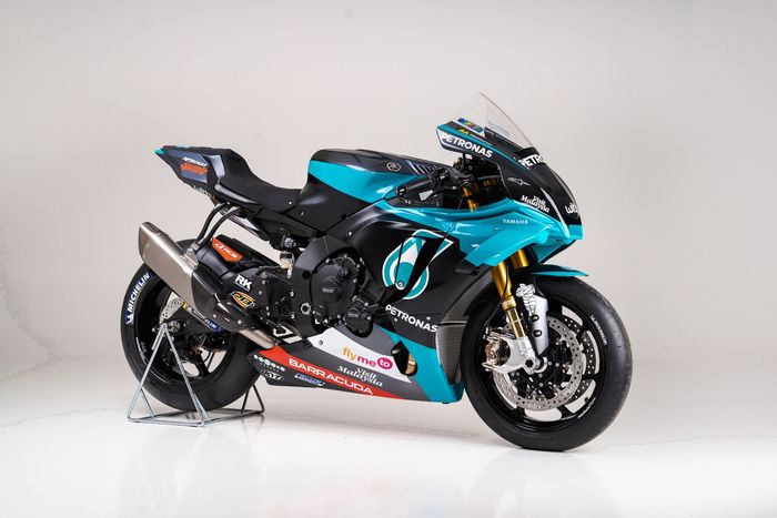 berbagai modifikasi dilakukan biar spesifikasi Yamaha YZF-R1 mendekati motor MotoGP Yamaha M1.