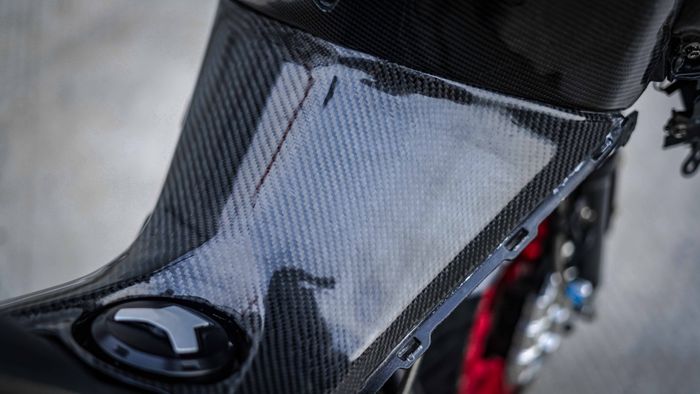 Aksen carbon kevlar di bagian bodi Yamaha NMAX 'Endeavour'
