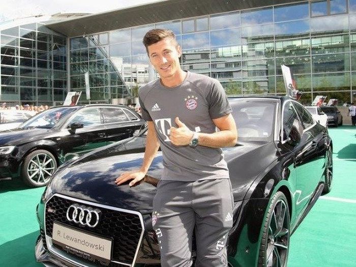 Robert Lewandowski foto dengan Audi RS6