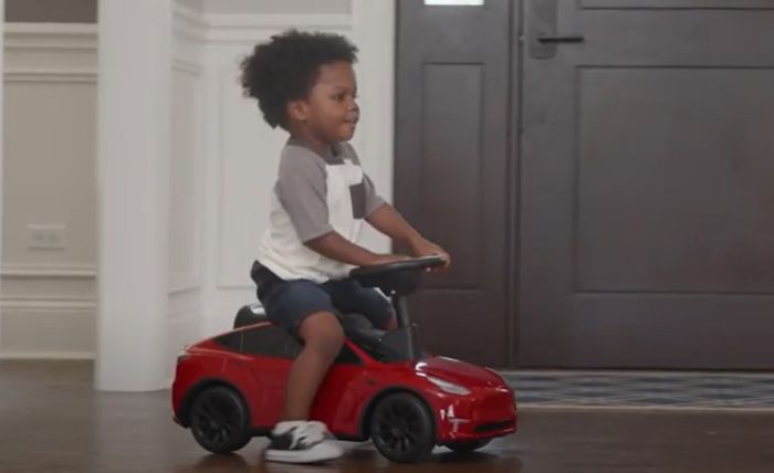 Tesla Model Y versi mainan