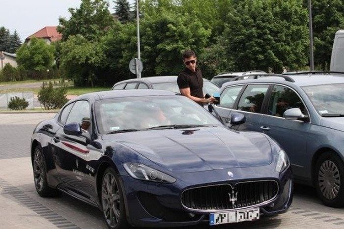 Robert Lewandowski bersama Maserati GranTurismo Sport