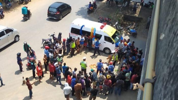 Proses evakuasi pengemudi Daihatsu Gran Max yang tewas karena loncat dari atas tol JORR hindari hantaman truk trailer