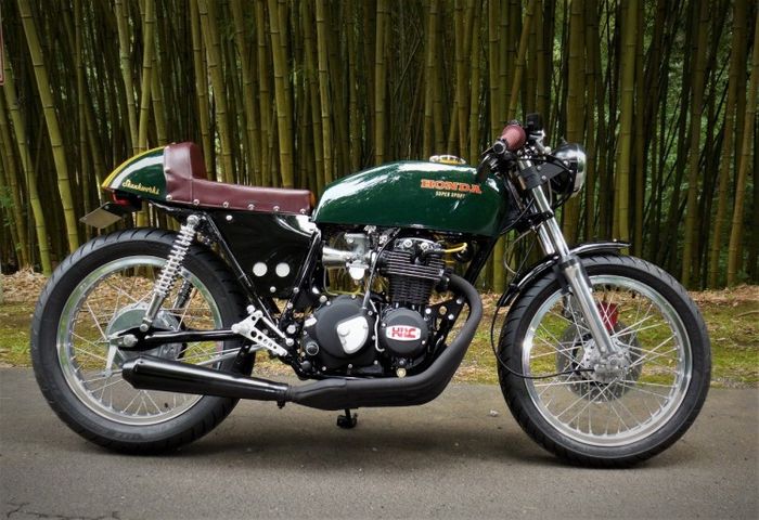 Tampilannya dibuat bergaya cafe racer klasik