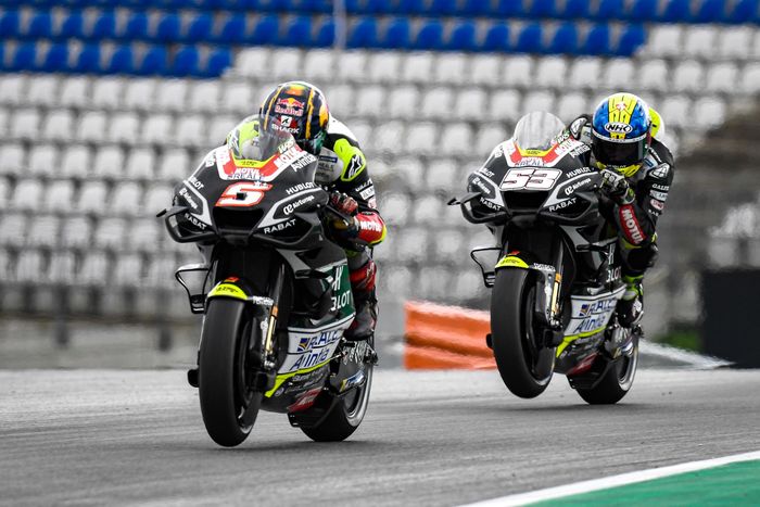 Johann Zarco enggak pakai pain killer di balap MotoGP Stiria, start dari pit lane namun bisa melewati rekan setimnya yaitu Tito Rabat yang start dari grid