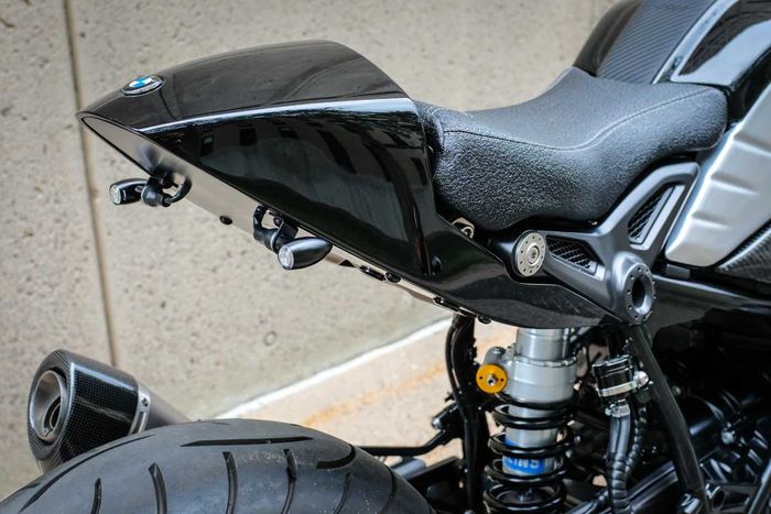 Seat cowl untuk menguatkan kesan cafe racer