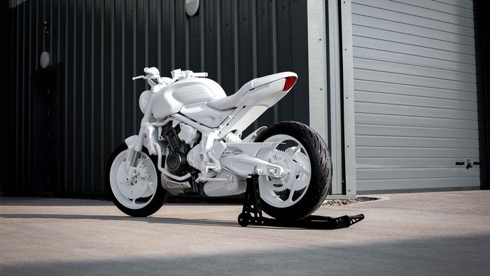 Tampilan Triumph Trident dari belakang