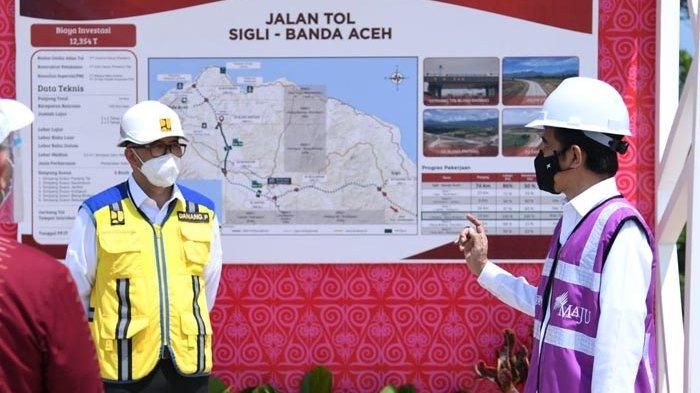 Presiden Jokowi berbincang dengan Kepala Badan Pengatur Jalan Tol, Danang Parikesit usai mendengarkan penjelasan progres pengerjaan pembangunan jalan tol trans sumatera saat peresmian jalan tol ruas Sigli-Banda Aceh Seksi 4 (Indrapuri-Blang Bintang), Selasa (25/8/20).
