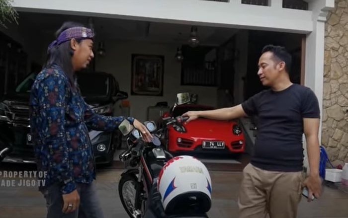 Denny Cagur sedang tawar menawar dengan Ade Jigo soal harga Yamaha Rx-King