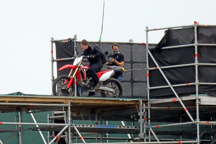 Aksi Tom Cruise dengan Honda CRF saat syuting Mission Impossible 7