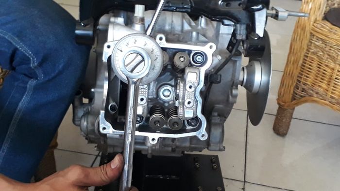 Angular Torque Wrench atau kunci momen derajat untuk memastikan rotasi dari baut terpasang sempurna