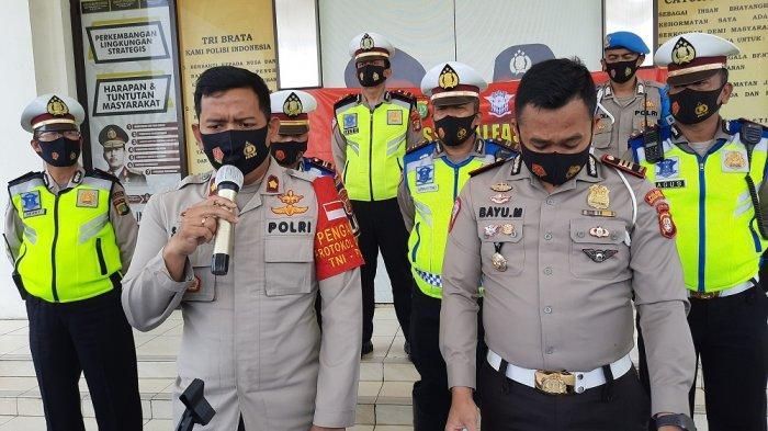 Wakapolres Tangerang Selatan, Kompol Stephanus Luckyto bersama Kasatlantas Polres Tangsel, AKP Bayu Marfiando saat merilis hasil Operasi Patuh Jaya 2020