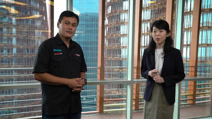 Haryadi Hidayat dari redaksi GridOto bersama Hiroko Wakita selaku Chief Marketing Manager NMI Pada segmen Car Tech Update ketiga di IOOF 2020.