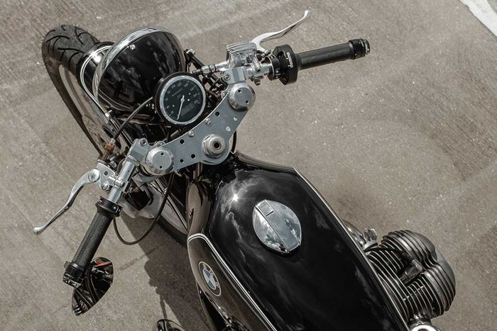 Tangki bawaan BMW R90/6 masih dipertahankan