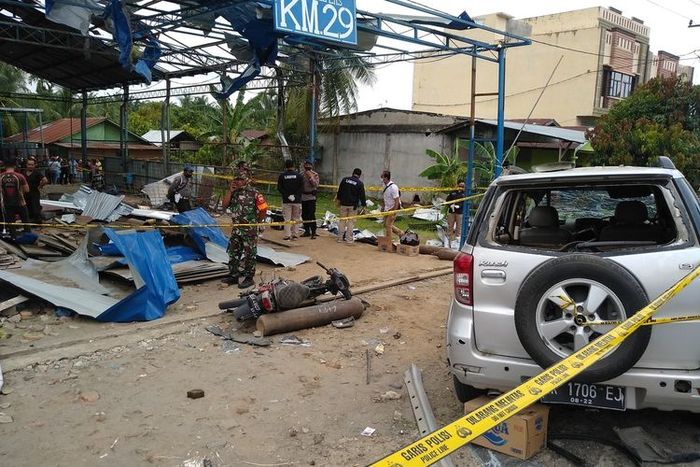Ledakan gas dan tabung oksigen terjadi di sebuah bengkel di KM 29 Jalan Teuku Amir hamzah, Kecamatan Hamparan Perak, Tandam Hulu II, Kamis (27/8/2020) sekitar pukul 10.00 WIB. Sejumlah kendaraan dan rumah di dekat bengkel juga mengalami kerusakan.