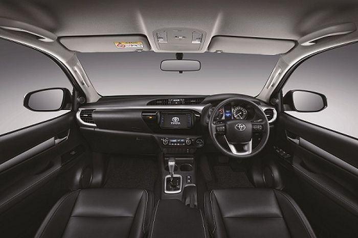Interior Toyota Hilux kini didominasi warna hitam