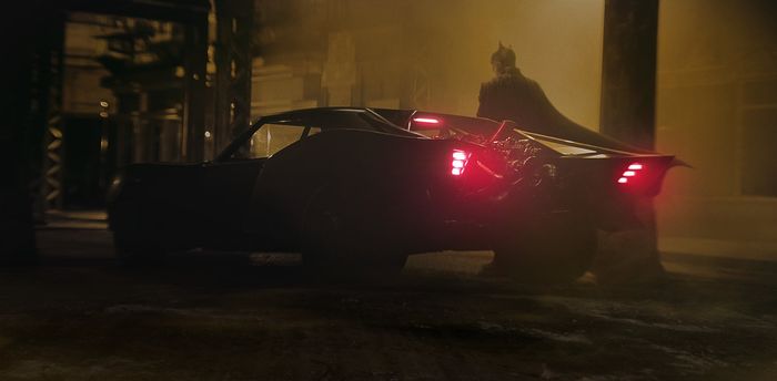 Siluet Batmobile pada film terbaru The Batman