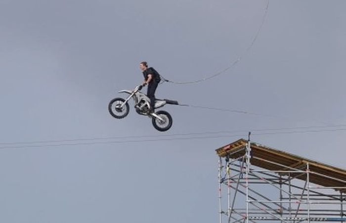 Aksi Tom Cruise terjun payung dengan motor trail saat syuting film Mission Impossible 7 