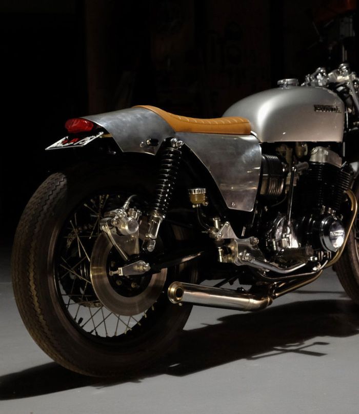 Buntut minimalis dan side cover menyatu dengan jok