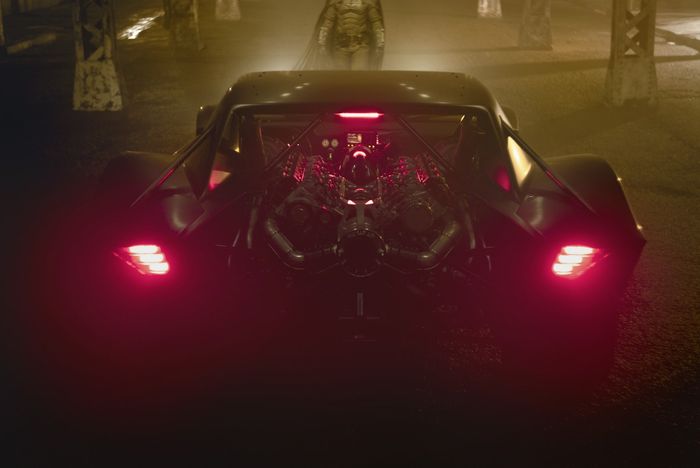 Batmobile pada film terbaru The Batman tetap menggunakan pernak-pernik aneh seperti mesin jet di buritan