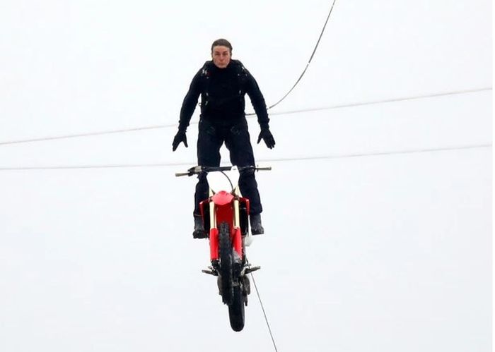 Tanpa peran pengganti, Tom Cruise terjun payung dengan motor trail saat syuting film Mission Impossible 7 