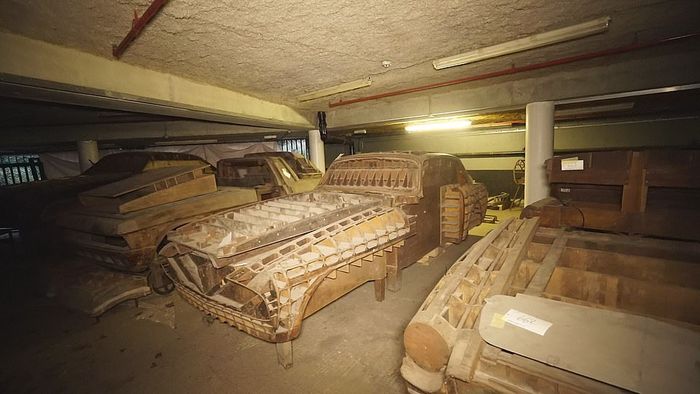 Mobil berbodi kayu di dalam garasi bawah tanah bangunan kosong di Inggris milik Bristol Cars