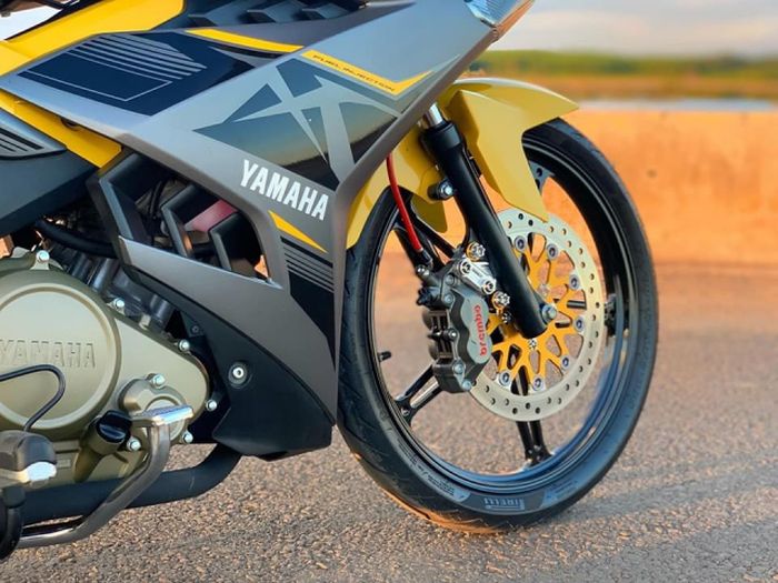 Pelek pakai Kozi dan dilengkapi pengereman berkaliper Brembo