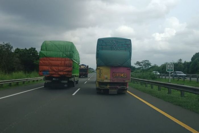 Ilustrasi truk logistik selama PPKM Darurat dialihkan masuk jalan tol.