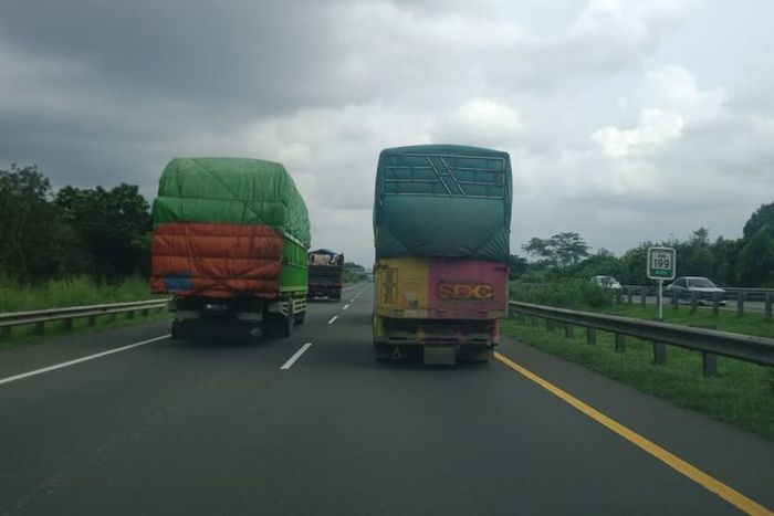 Truk ODOL (over dimension over load) tertangkap kamera di sebuah jalan tol.