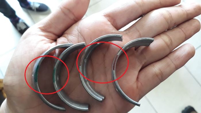 Metal duduk di Yamaha XMAX diberi kode warna