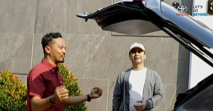 Raditya Dika dan Trybowo Laksono saat menjajal fitur Activated Kick Sensor di Toyota Corolla Cross