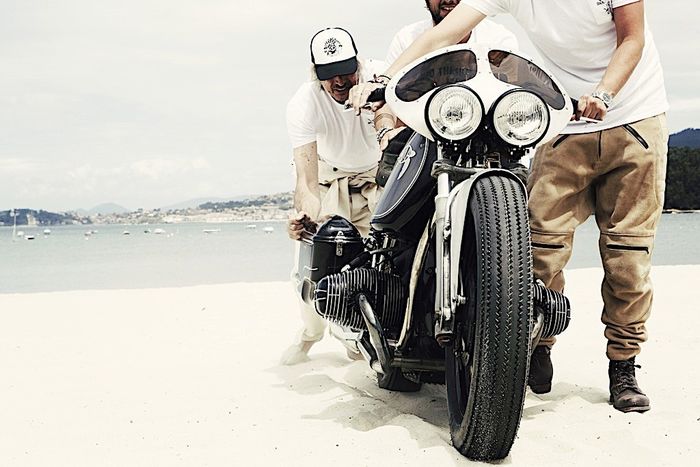 Fairing besar dan sepasang headlamp Bates mirip wajah kura-kura