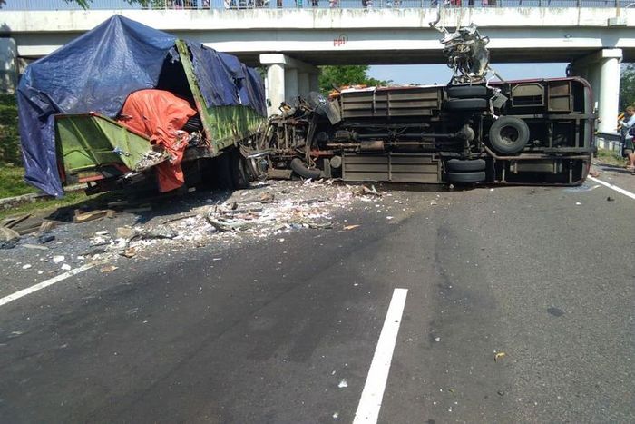 Kecelakaan di Tol Cipali KM 150+300 Majalengka, Jawa Barat, Minggu (23/8/2020). Kecelakaan tersebut 4 orang meninggal dunia dan 10 luka-luka.
