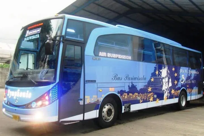 Bus Marcopolo dari PO Symphonie manggunakan ornamen LED dan proyektor di bagian lampu utama.