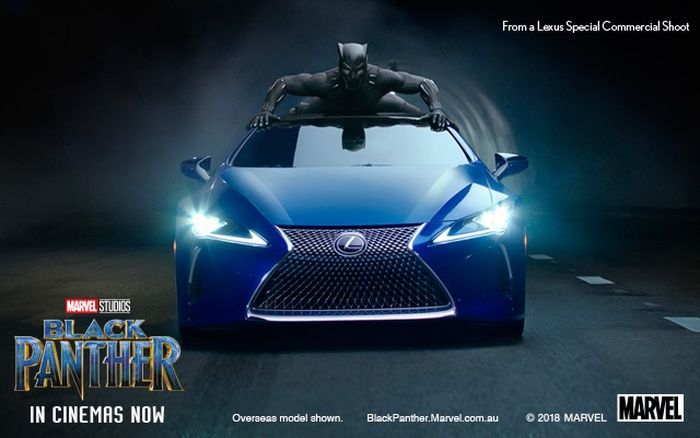 Chadwick Boseman pemeran Black Panther berpose di atas Lexus LC 500