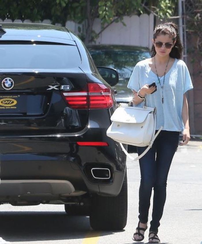 Selena Gomez dan BMW X6 miliknya