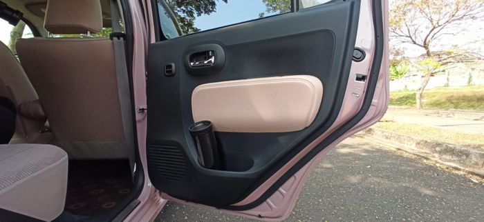 Kompartemen belakang Daihatsu Mira Cocoa ada di doortrim