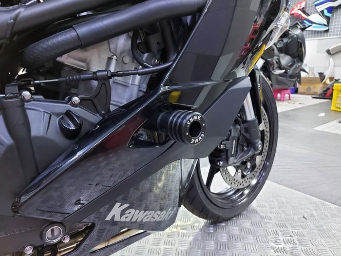 Frame slider  WR3 yang disuguhkan Digioto dijual Rp 650 ribu berbahan nylon.