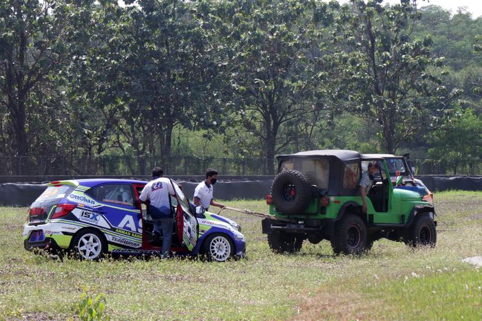 Evakuasi tabrakan antara Rendy Riupasa dan Naufal Rafif Busro