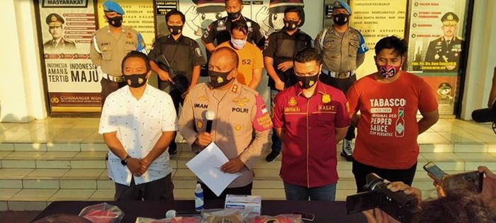 Petugas menggelar konferensi pers kejahatan pura-pura beli motor 